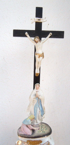 Crucifix benitier porcelaine