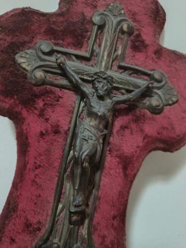 Crucifix avec bénitier - crucifix,